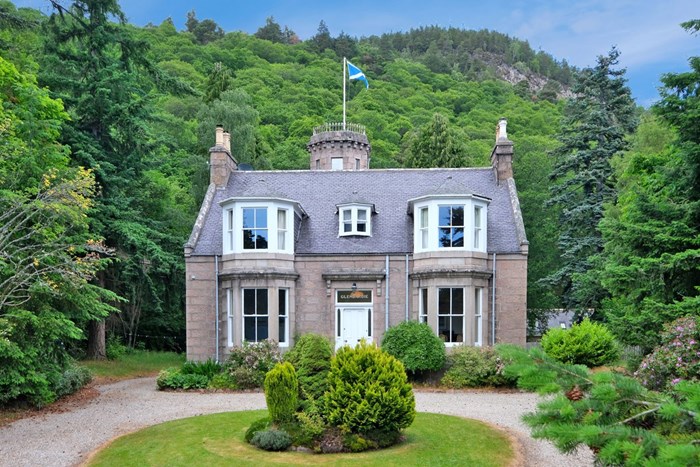 Glenbardie House, 42 Braemar Road, Ballater